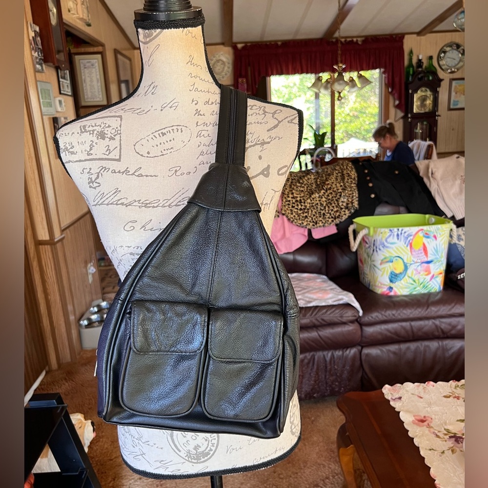 Vintage 80’s 90’s black leather Zip Convertible Sling Backpack Purse.